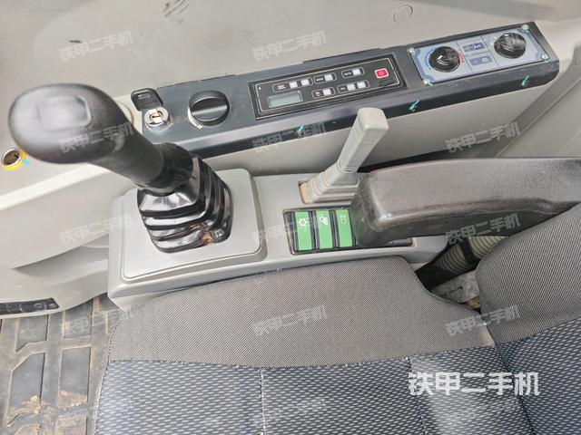 座椅右側(cè)控制臺(tái)/鑰匙門/油門/含右手柄（駕駛室部分）