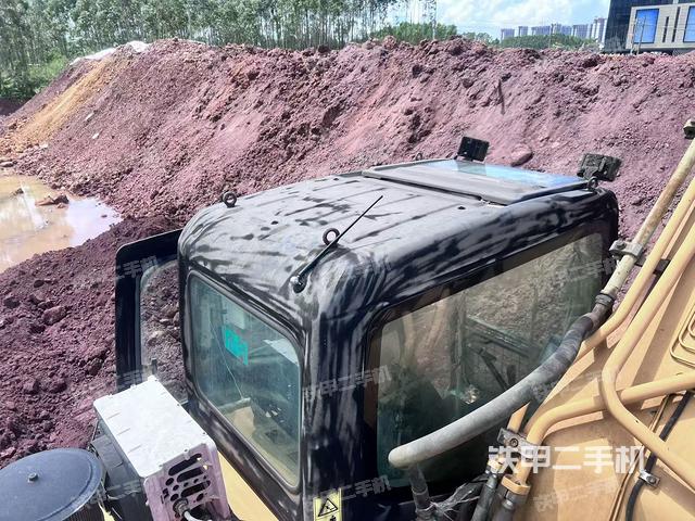 駕駛室頂部（整機外觀）