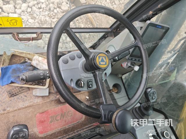 行走控制手柄和踏板?俯拍（駕駛室部分）