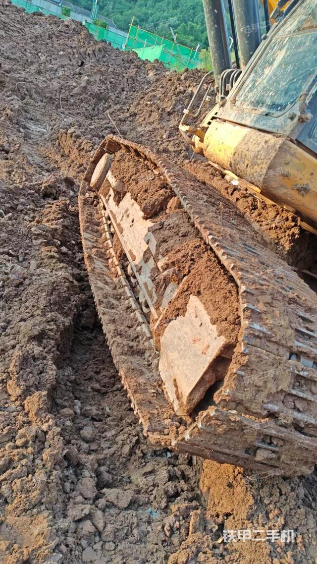 单侧履带整体(整机外观) 单侧履带整体(整机外观)