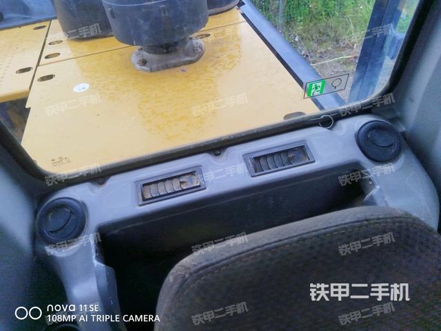 行走控制手柄和踏板 俯拍（驾驶室部分）