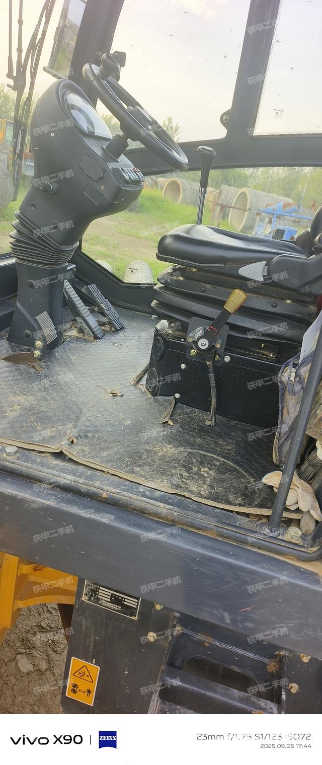 驾驶室操作台（设备外观及核心部件）