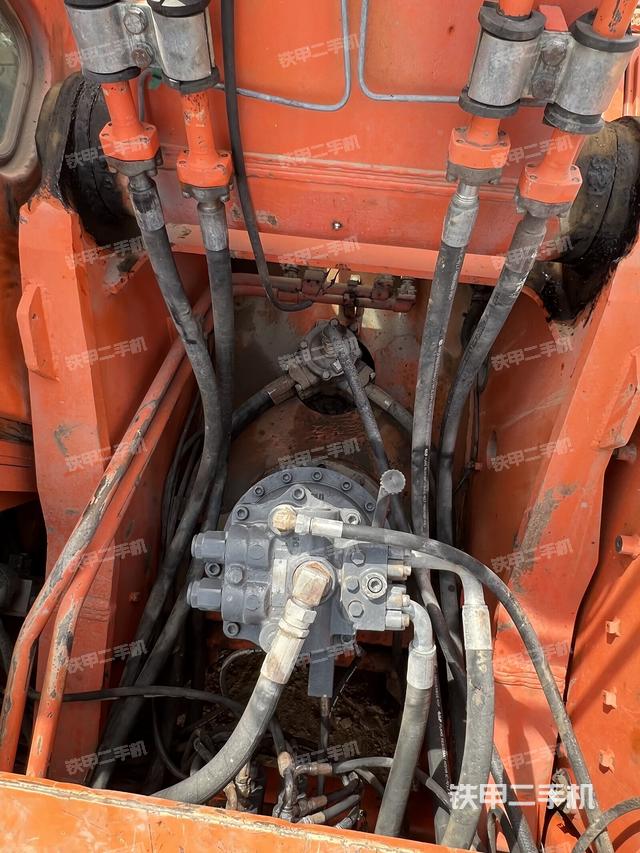 回转马达和主控阀（整机外观）