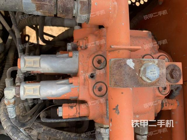 回轉(zhuǎn)馬達和主控閥（整機外觀）