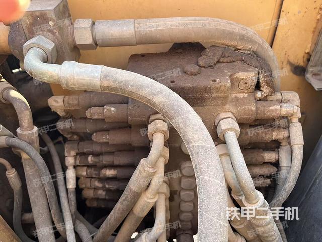 回转马达和主控阀（整机外观）