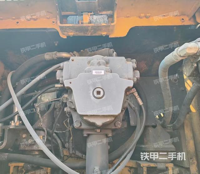 液压泵舱室正面整体（整机外观）