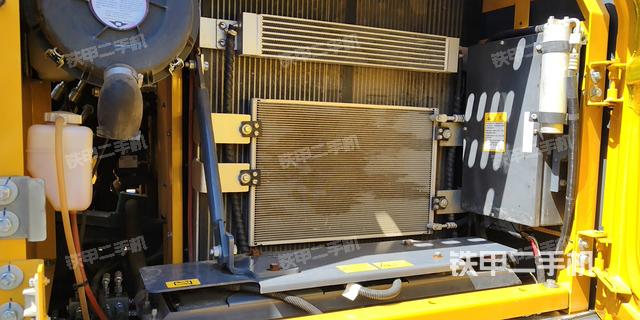 液压泵舱室正面整体（整机外观）