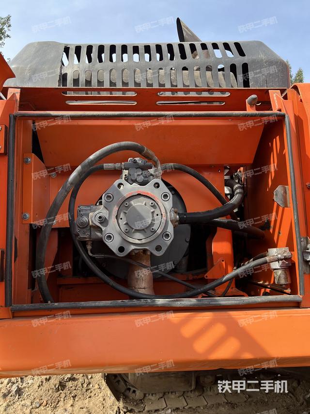 液压泵舱室正面整体（整机外观）