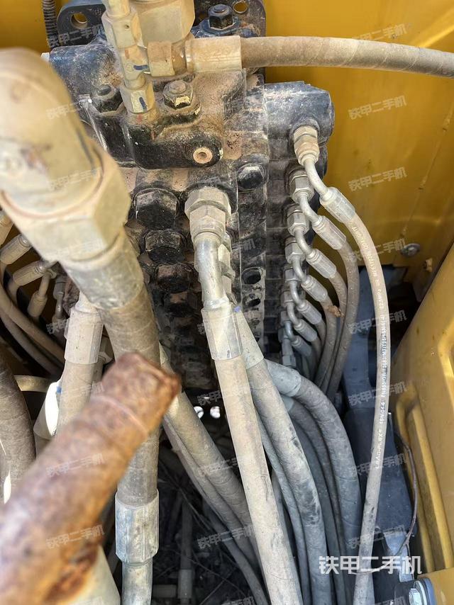 回轉(zhuǎn)馬達(dá)和主控閥（整機(jī)外觀）