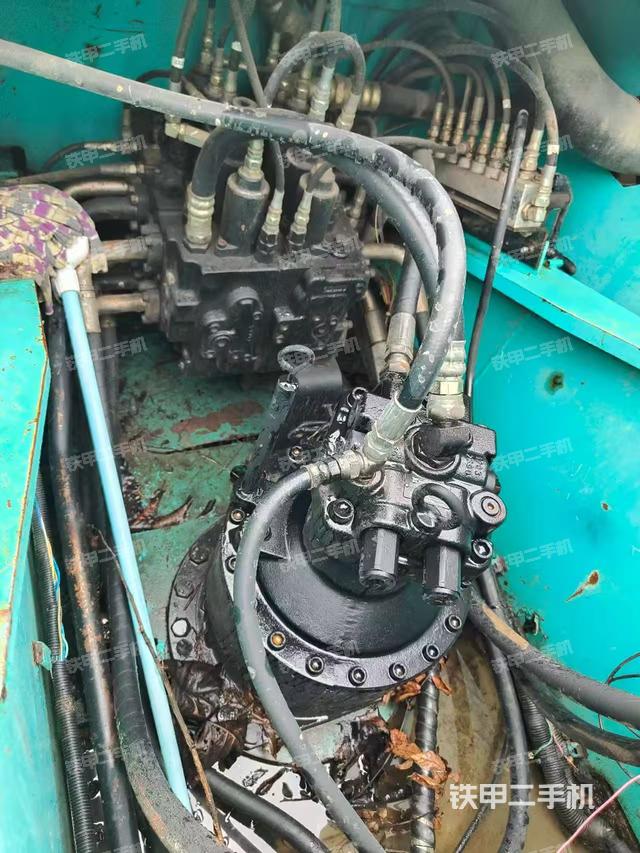 回转马达和主控阀（整机外观）