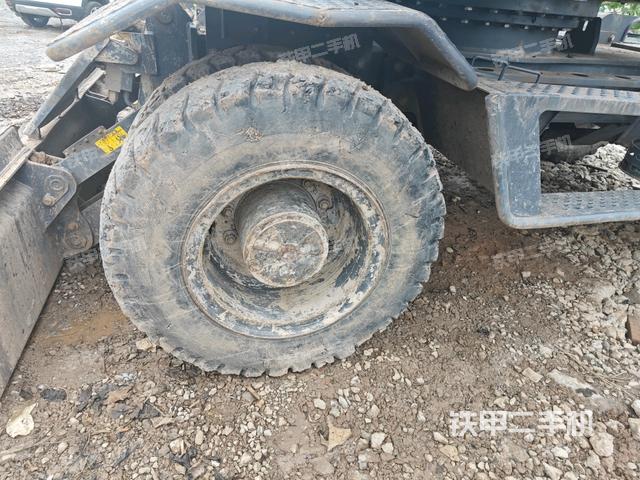 左驅(qū)動輪（行走機(jī)構(gòu)）