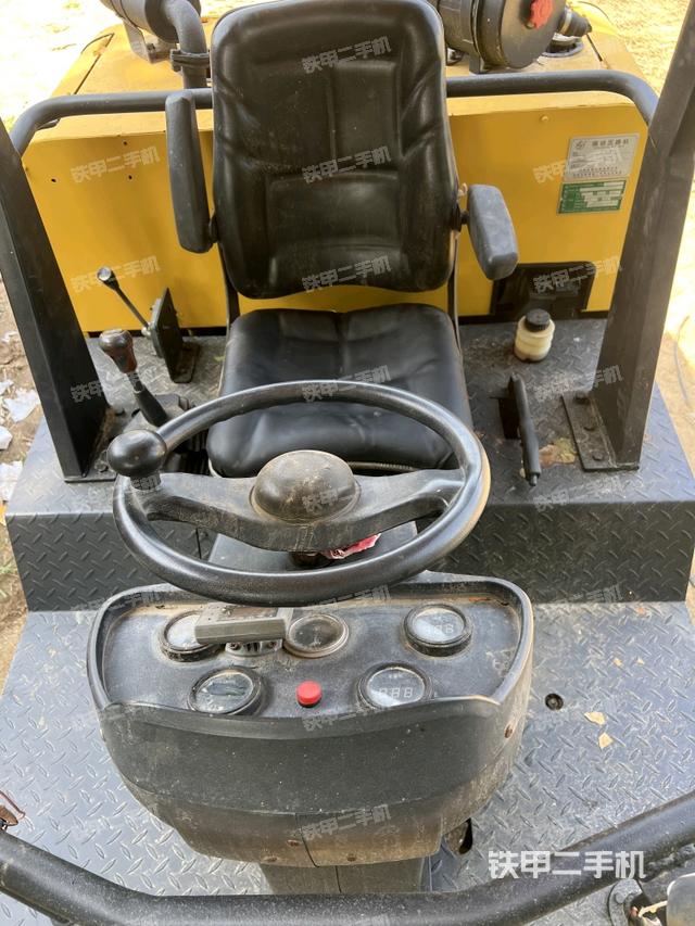 驾驶室操作台（设备外观及核心部件）