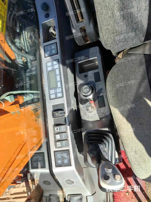 座椅左侧控制台/音响/含左手柄（驾驶室部分）