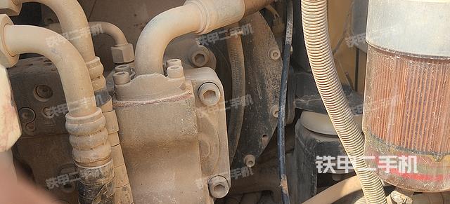 液压泵舱室正面整体（整机外观）