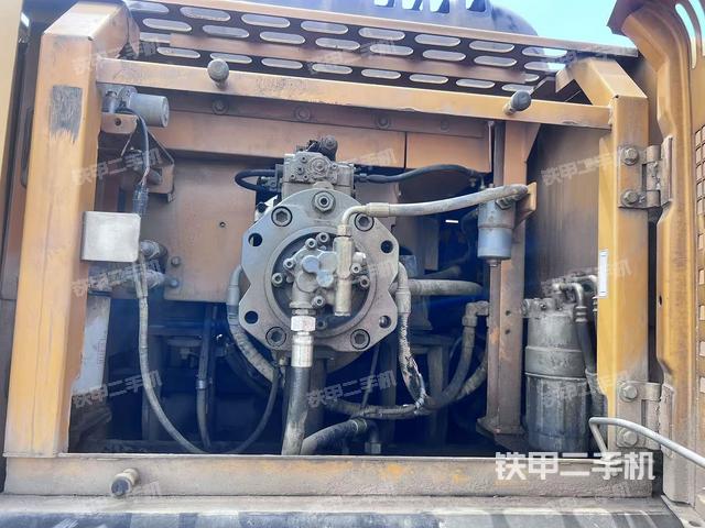 液壓泵艙室正面整體（整機外觀）