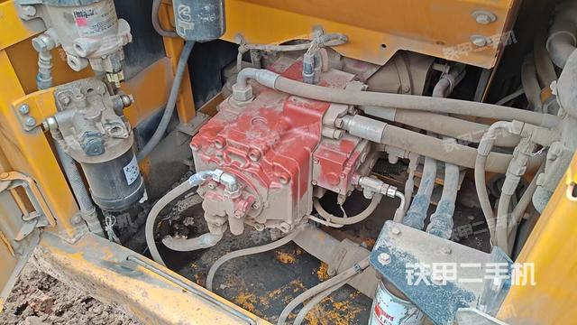 液压泵舱室正面整体(整机外观) 液压泵舱室正面整体(整机外观)