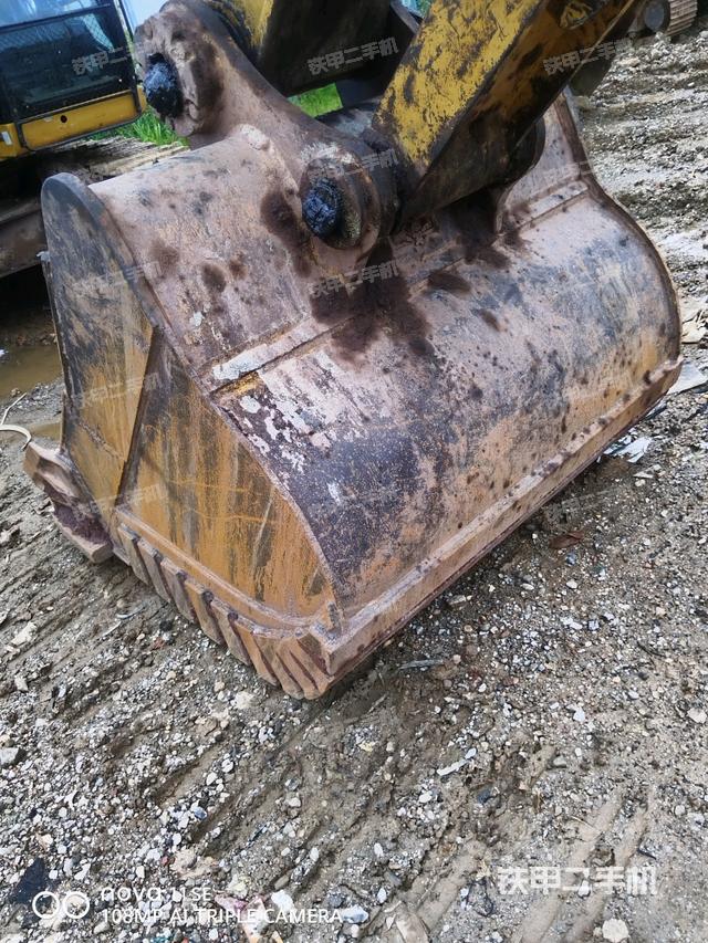 大臂油缸整体 竖拍（工作和回转装置）