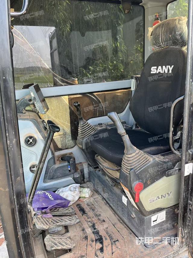 駕駛室整體（整機外觀）