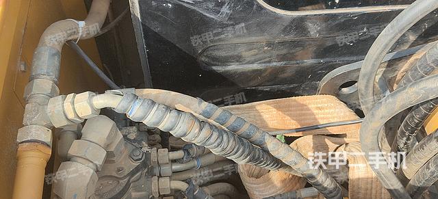 回转马达和主控阀（整机外观）