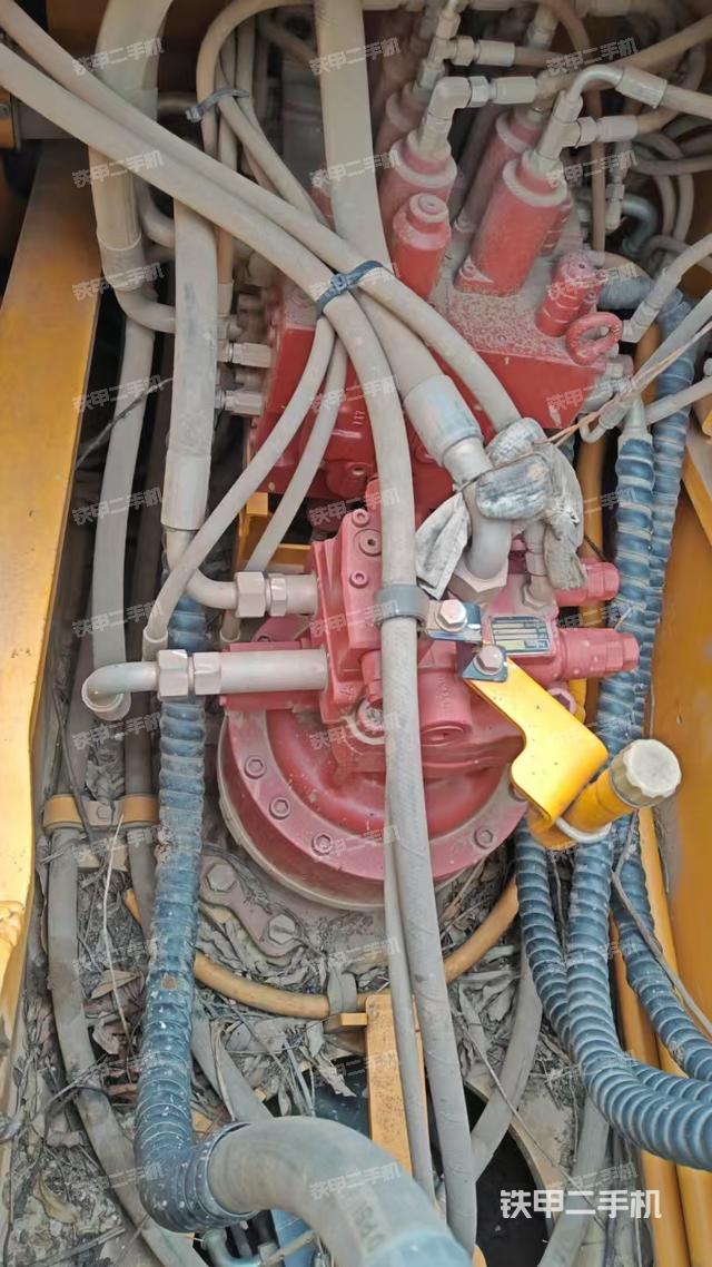 回转马达和主控阀(整机外观) 回转马达和主控阀(整机外观)