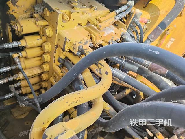 回转马达和主控阀（整机外观）