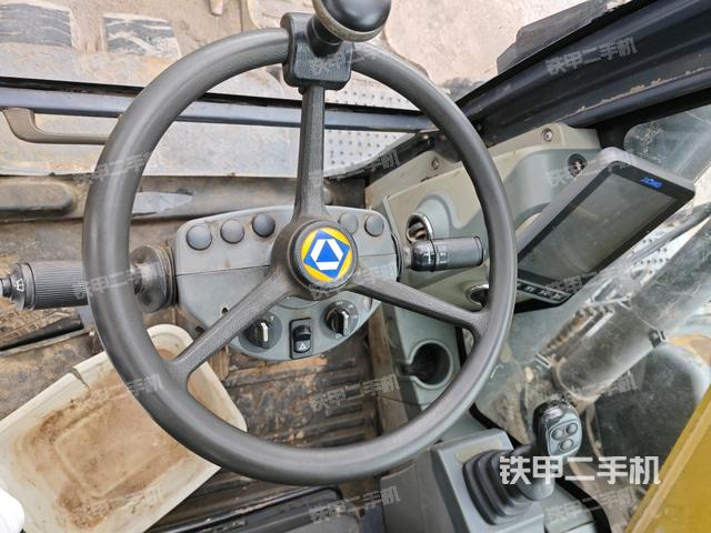 行走控制手柄和踏板?俯拍（駕駛室部分）