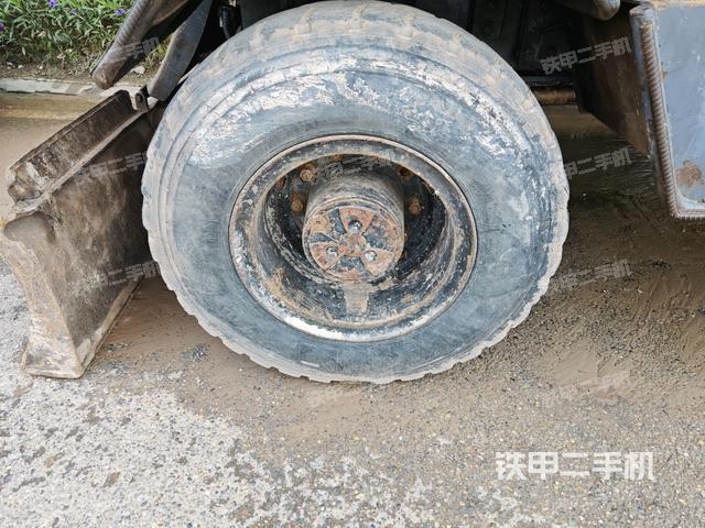 左驅(qū)動輪（行走機構(gòu)）