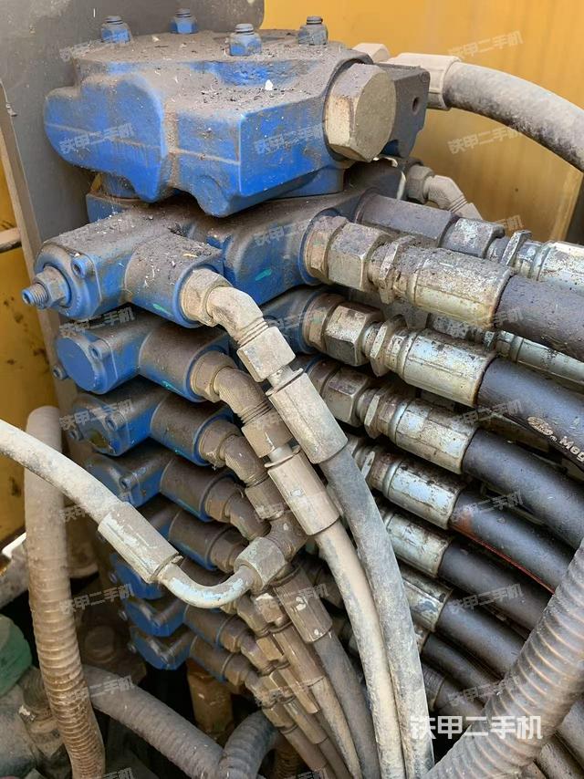 回轉(zhuǎn)馬達(dá)和主控閥（整機(jī)外觀）