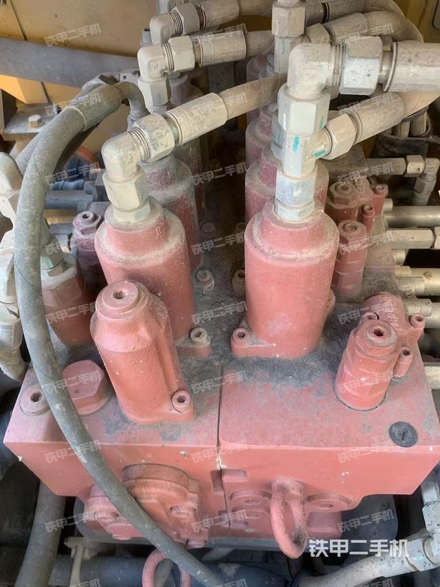 回轉(zhuǎn)馬達(dá)和主控閥（整機(jī)外觀）