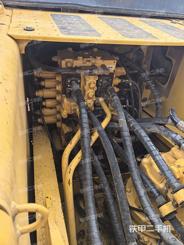 回转马达和主控阀（整机外观）