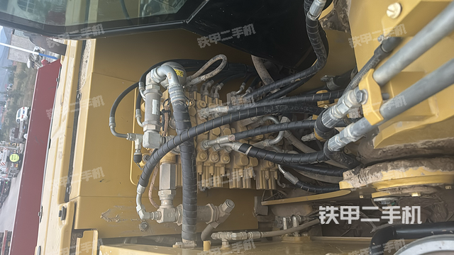 回转马达和主控阀（整机外观）