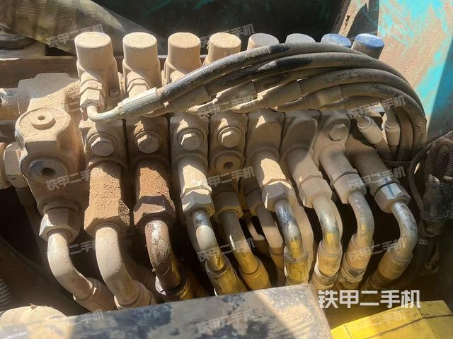 回轉(zhuǎn)馬達(dá)和主控閥（整機(jī)外觀）