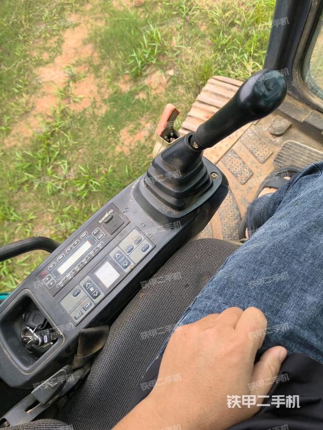 左后方玻璃角標(biāo)（駕駛室部分）