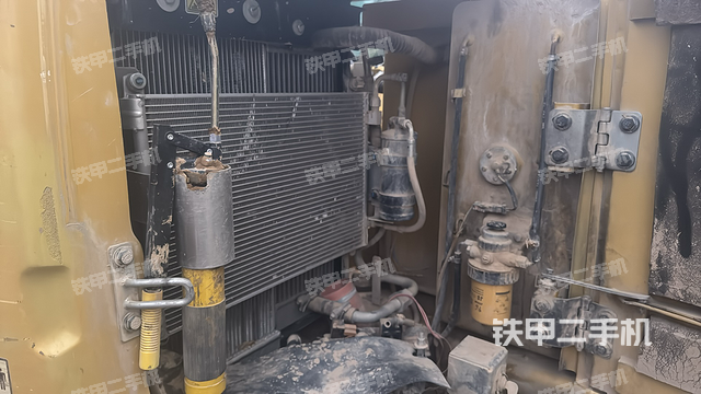 液压泵舱室正面整体（整机外观）