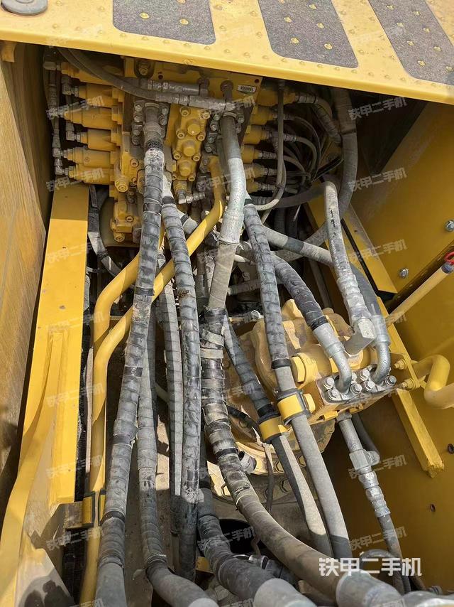 回转马达和主控阀（整机外观）