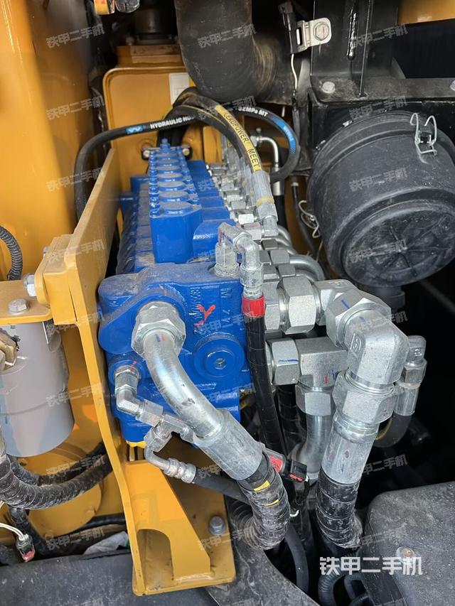 回转马达和主控阀（整机外观）