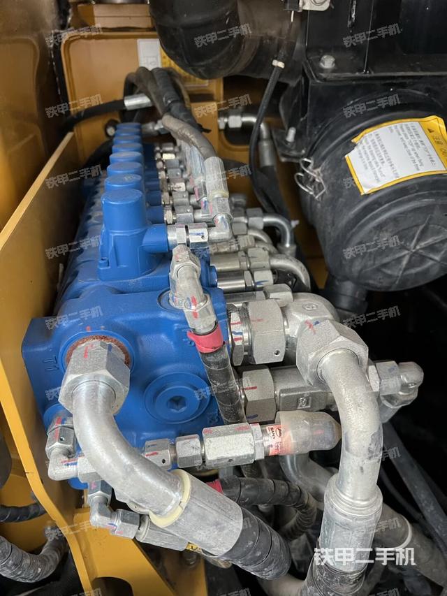 回轉(zhuǎn)馬達(dá)和主控閥（整機(jī)外觀）