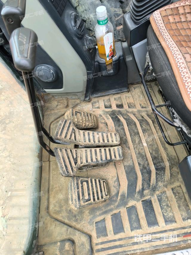 左后方玻璃角標(biāo)（駕駛室部分）