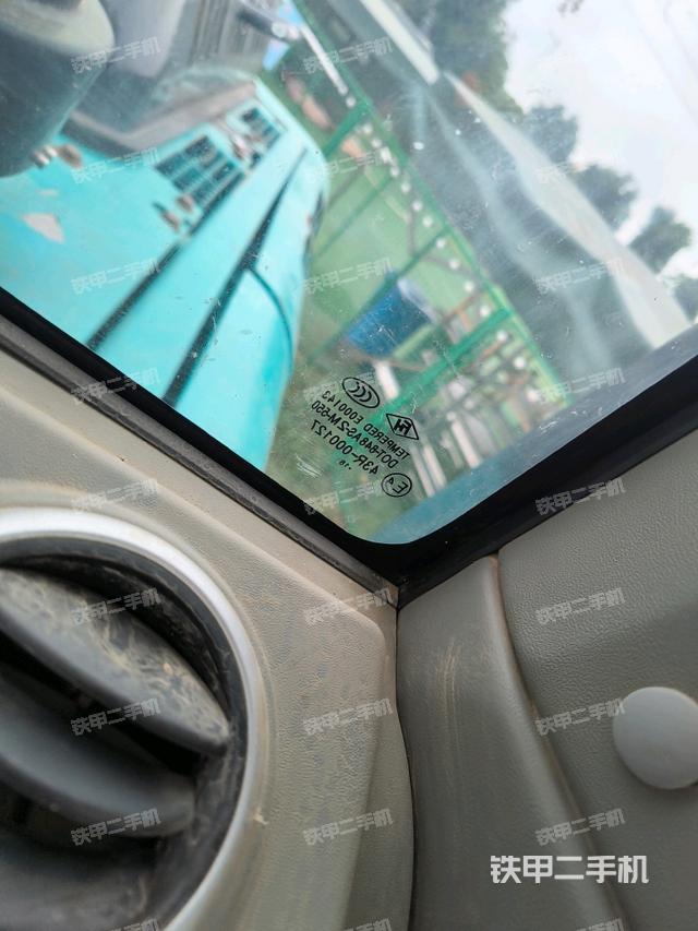 行走控制手柄和踏板?俯拍（駕駛室部分）