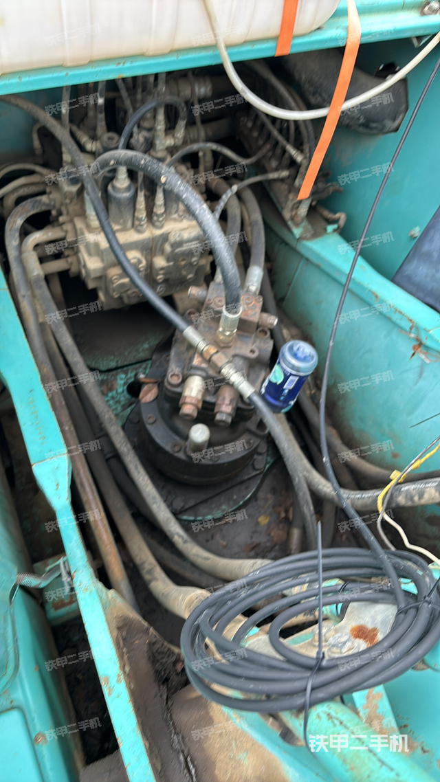 回转马达和主控阀（整机外观）