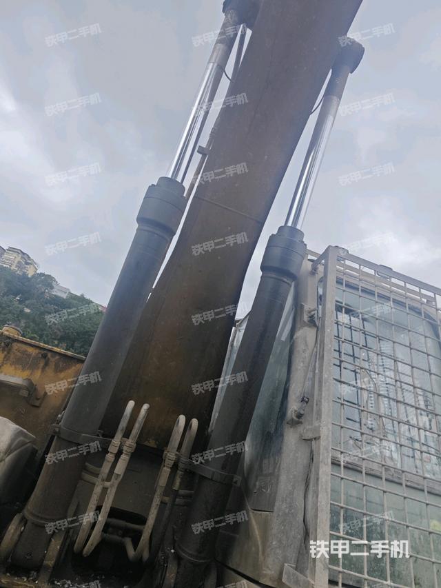 大臂油缸整体 竖拍（工作和回转装置）