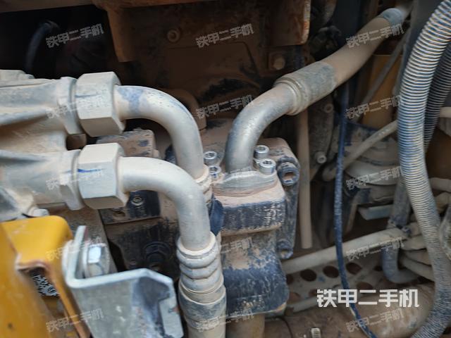 液压泵舱室正面整体（整机外观）