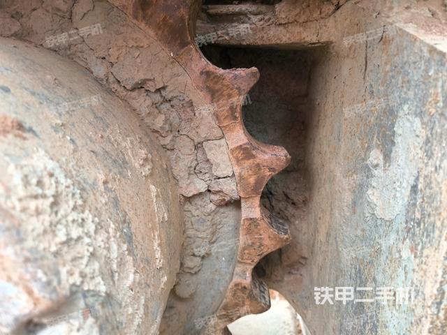 左驅(qū)動輪（行走機(jī)構(gòu)）