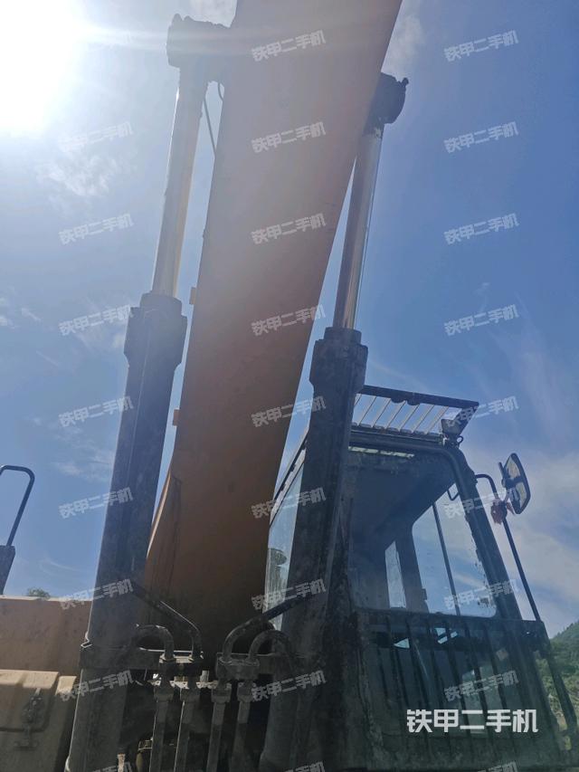 大臂油缸整体 竖拍（工作和回转装置）