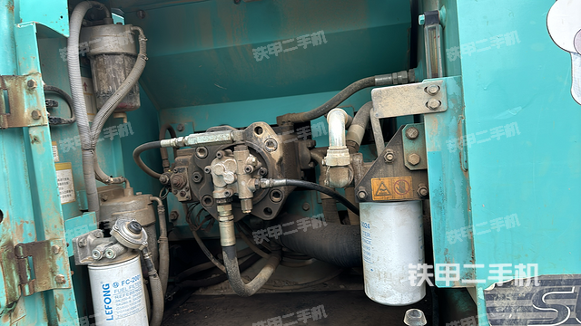 液压泵舱室正面整体（整机外观）