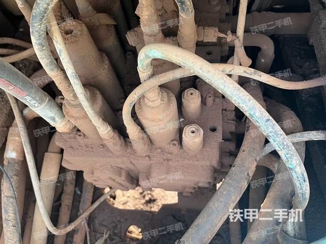 回轉(zhuǎn)馬達(dá)和主控閥（整機(jī)外觀）