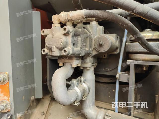 液压泵舱室正面整体（整机外观）