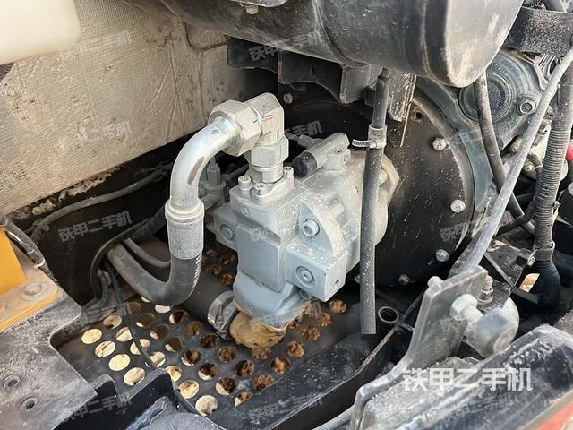 液压泵舱室正面整体（整机外观）