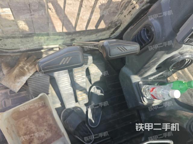 行走控制手柄和踏板 俯拍（驾驶室部分）