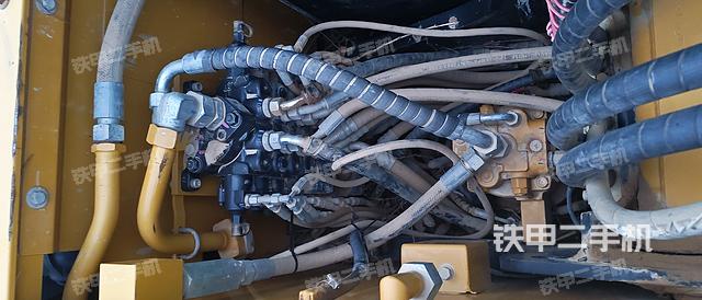 回转马达和主控阀（整机外观）